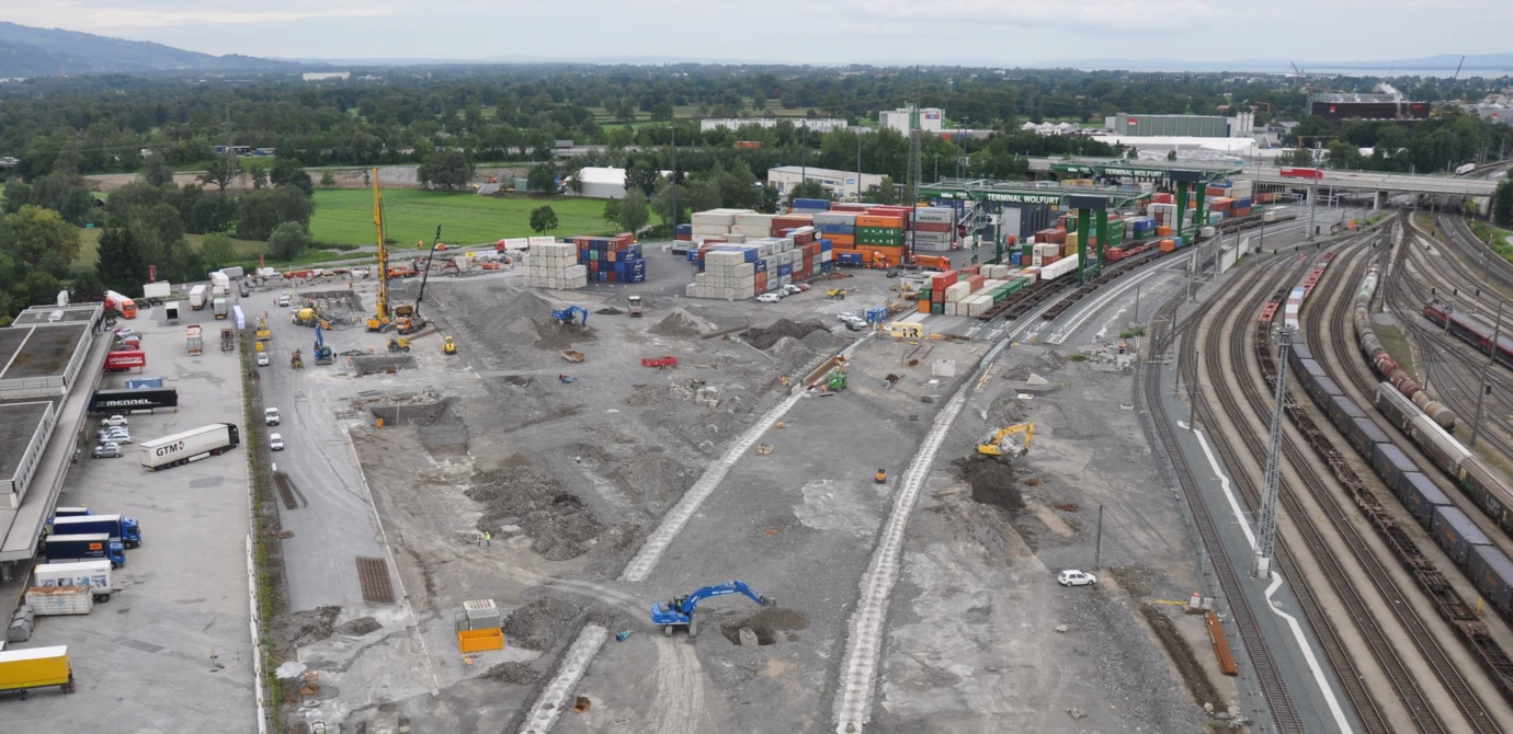 Blick aus Süden auf Baufeld III – Hintergrund Baufeld I+II